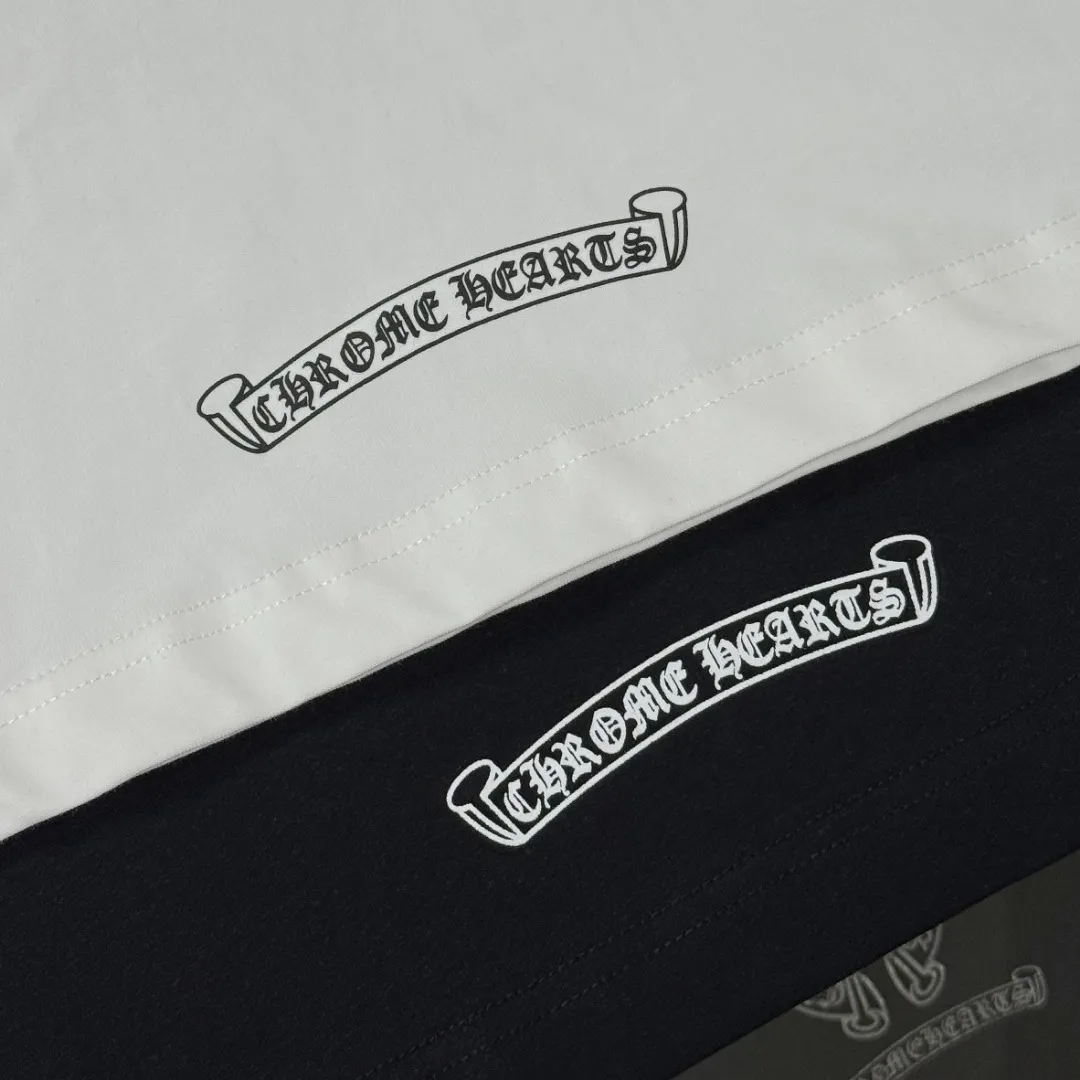 P170 Chrome Hearts 25 high-end versions. The fabric is made of 300 grams of high-density pure cotton. It does not deform or shrink. It has three labels. It is the same style for men and women. Technology: suede foaming + digital printing. Color: white, black. SIZE: S-XL.